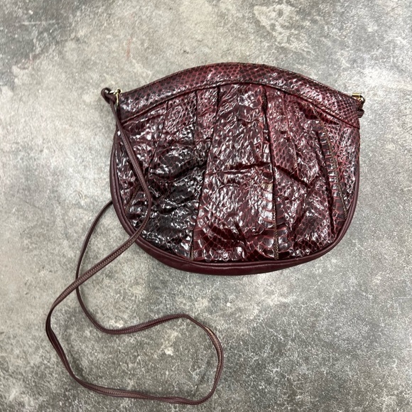 Vintage leather Burgundy Textured Crossbody Bag - Picture 4 of 6